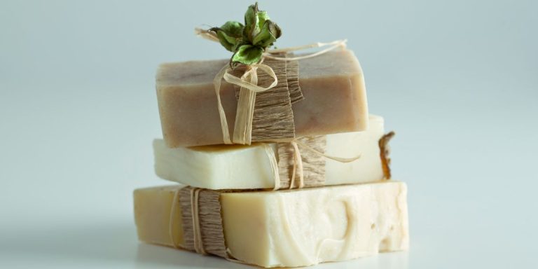 Beneficios para la piel: Descubre por qué es saludable bañarse todo el cuerpo con jabón de azufre