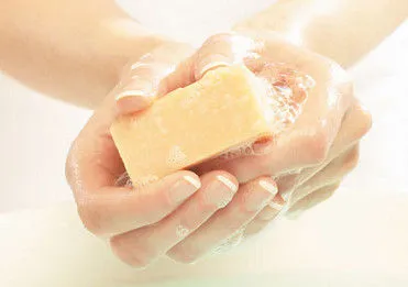 Descubre los increíbles beneficios de bañarte con jabón de azufre