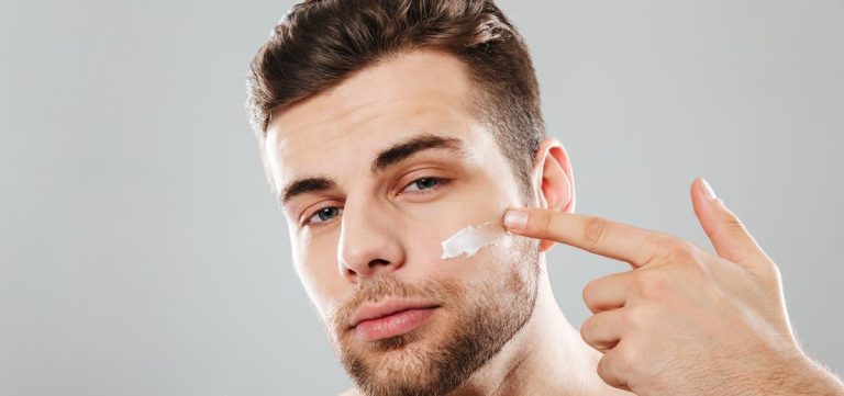 La importancia de la exfoliación facial para hombres utilizando jabón: ¡Descubre los beneficios para tu piel!