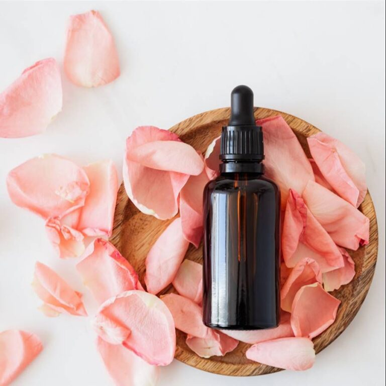 Descubre las maravillosas propiedades del aceite de rosas: beneficios para la piel y el bienestar emocional
